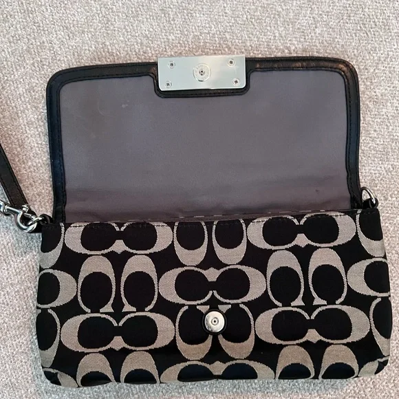 Coach wristlet - Picture 3 of 5